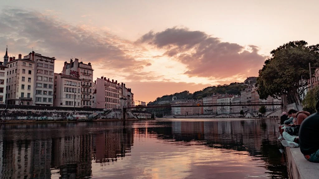 Un cinéma indépendant à Lyon au crépuscule, avec une file d'attente