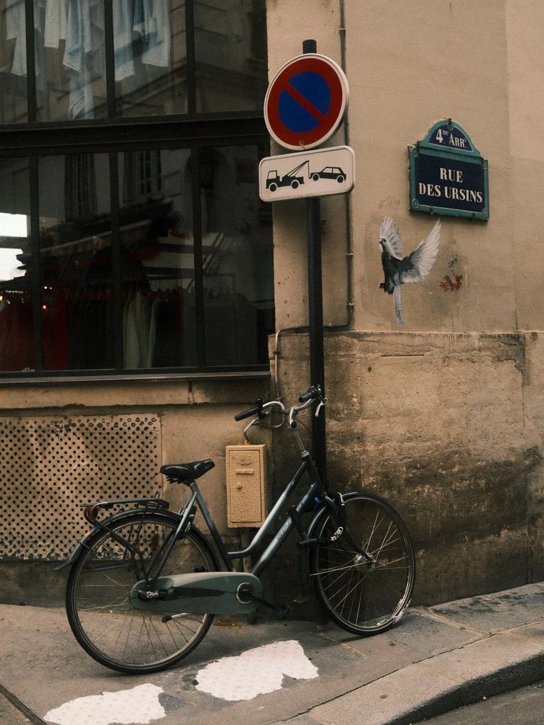La rue de la Roquette à Paris un matin de printemps