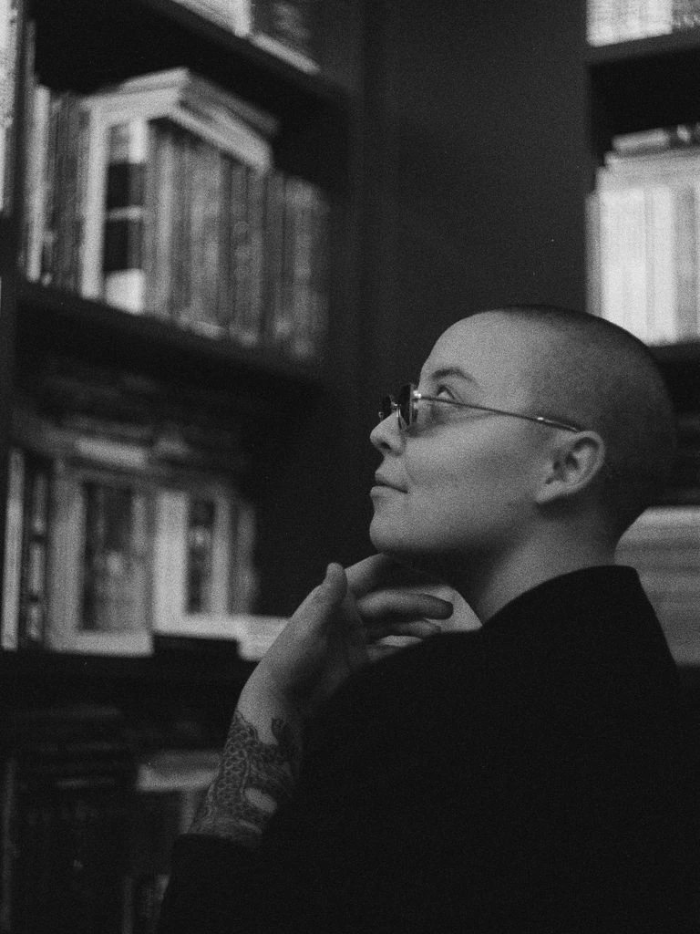 Portrait d'une philosophe française dans son bureau baigné de lumière naturelle